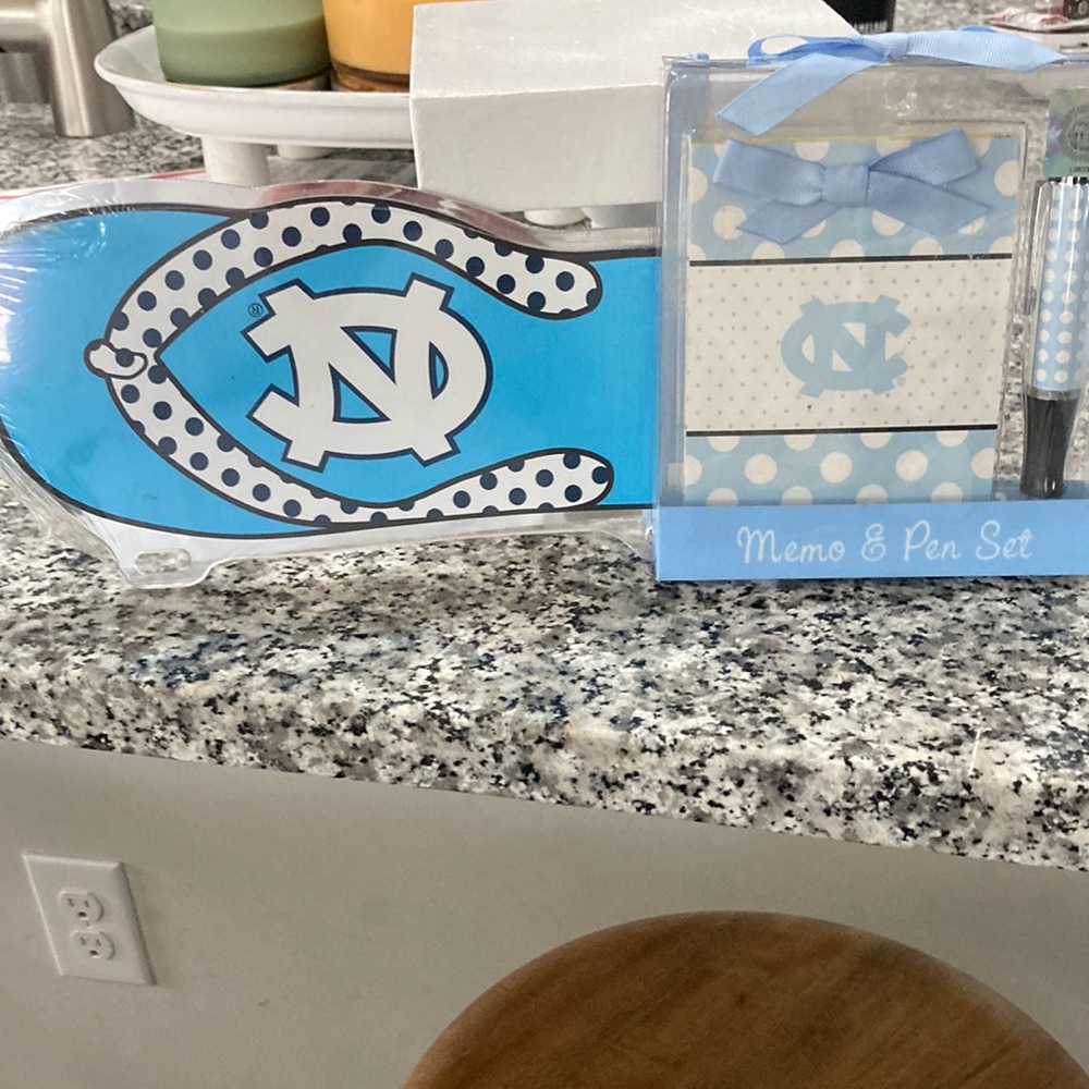 UNC Tar Heels License Plate and Memo & Pen Set